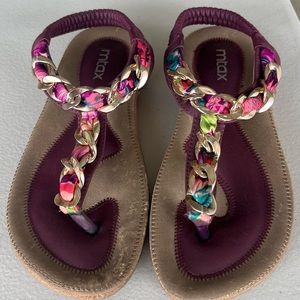 Flat sandals